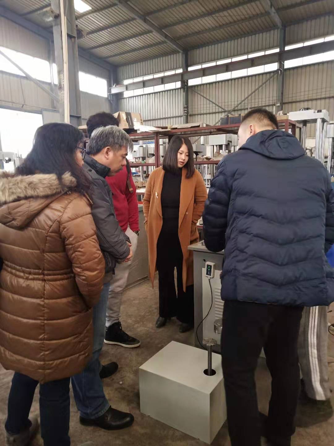 国外客户到济南糖心国产传媒VLOG在线播放工厂参观考察